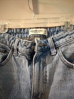 Abercrombie & Fitch Light Wash 90’s Relaxed Jeans - Light Blue Denim 28 LONG